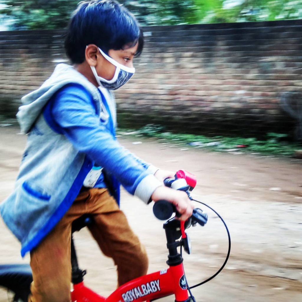একসাথে বাইরে খেলতে যাওয়া খুবই প্রয়োজনীয় । বিশেষ করে দুজনই যদি একই ধরণের কাজ করা যায় । 