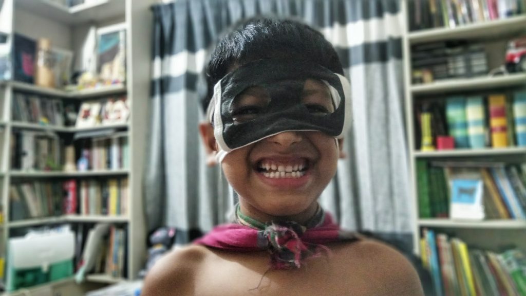 ব্যাবহৃত মাস্ক দিয়ে বাসায় বানানো ব্যাটমানের মুখোশ আর গামছা দিয়ে বানানো সুপার ম্যানের কেইপ; বাচ্চাদের অল্পতেই খুশি করার দারুন মাধ্যম । 