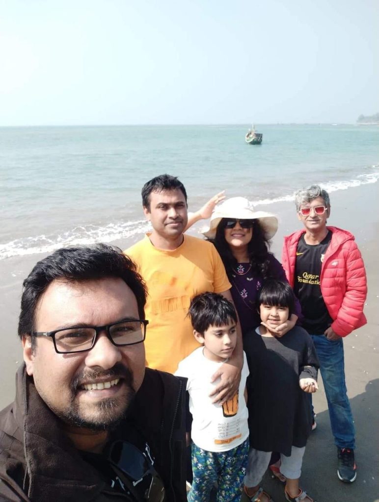 বন্ধুদের সাথে বেড়াতে যান, আড্ডা দিন সময় পেলেই । নিজেকে সুখি করুন